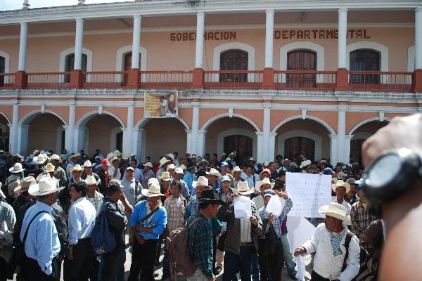 Ex Patrulleros de Autodefensa Civil presionan al Gobierno para que les pague por sus servicios al país. (Foto Prensa Libre: Archivo PL)