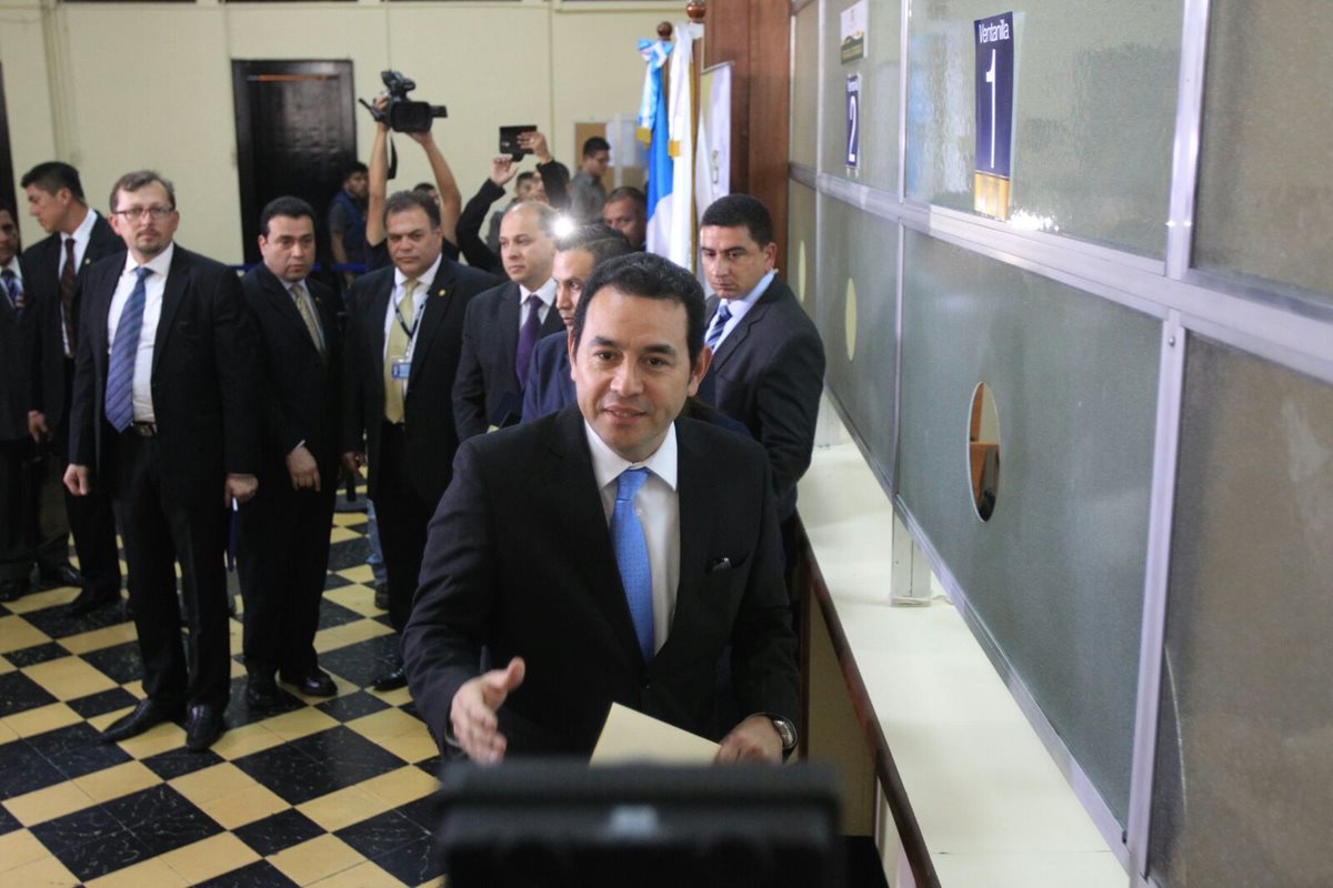 Jimmy Morales se presentó junto a su equipo a la Contraloría para entregar su declaración de bienes. (Foto Prensa Libre: Esbin García)