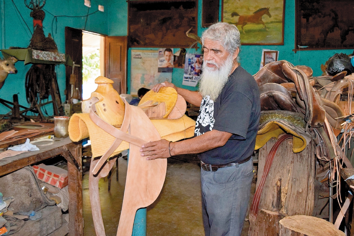 Carlos Enrique López coloca las piezas de cuero sobre el fuste de la silla. (Fotos Carlos Enrique Paredes)