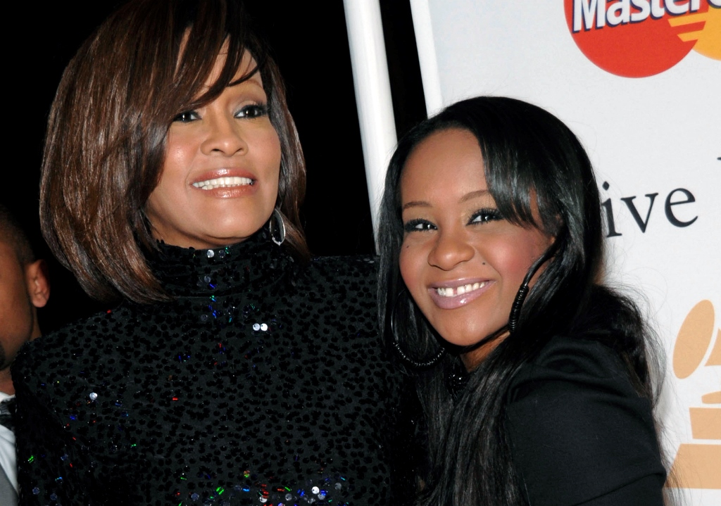 Whitney Houston junto a su hija Bobbi Kristina en un evento en Beverly Hills, California en el 2011. (Foto Prensa Libre: AP)