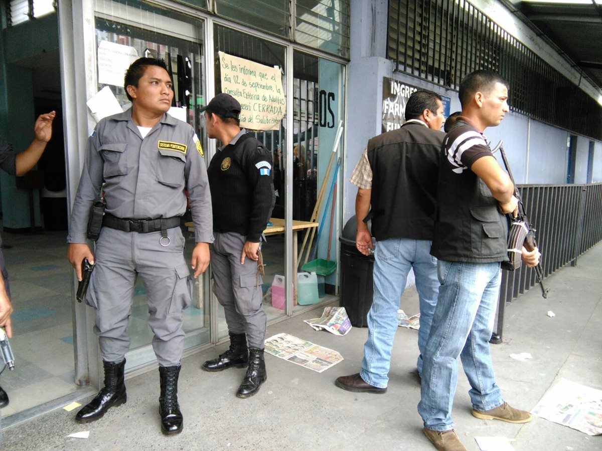 Guardias del Sistema Penitenciario resguardan el ingreso de la consulta externa del Hospital General San Juan de Dios. (Foto Prensa Libre: Óscar Rivas)