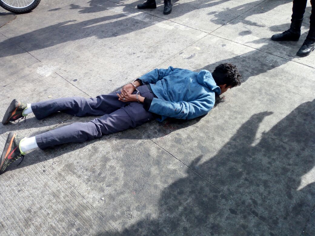 Rony Estuardo Moreno Cadenas, de 19 años, fue aprehendido en la zona 12 de la capital, sindicado de robar un automóvil. (Foto Prensa Libre: PNC)