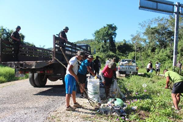 Soldados, empleados municipales y de instituciones ambientales, en  jornada de  limpieza.