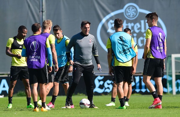 El entrenador argentino del Celta de Vigo, Eduardo Berizzo (c), charla con sus jugadores durante el entrenamiento de este miércoles. (Foto Prensa Libre: EFE).