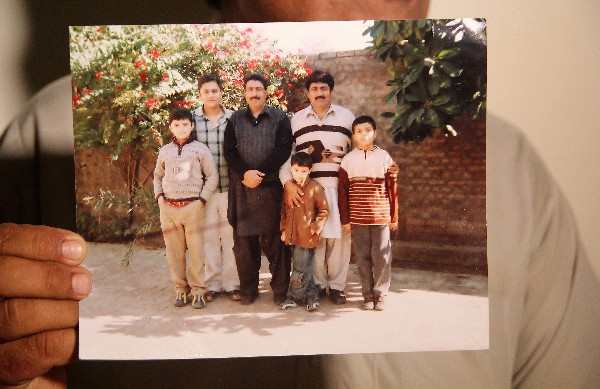 Jamil Afridi, hermano mayor de Shakeel Afridi muestra una foto familiar. (Foto Prensa Libre: AFP)