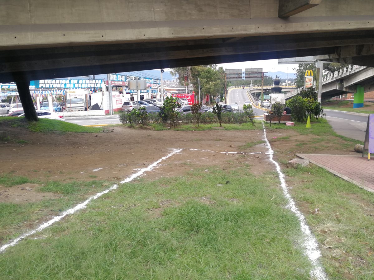 La primera estación del Transmetro que recorrerá el Anillo Periférico se construye bajo del viaducto de salida de la Usac.(Prensa Libre: Hemeroteca PL)