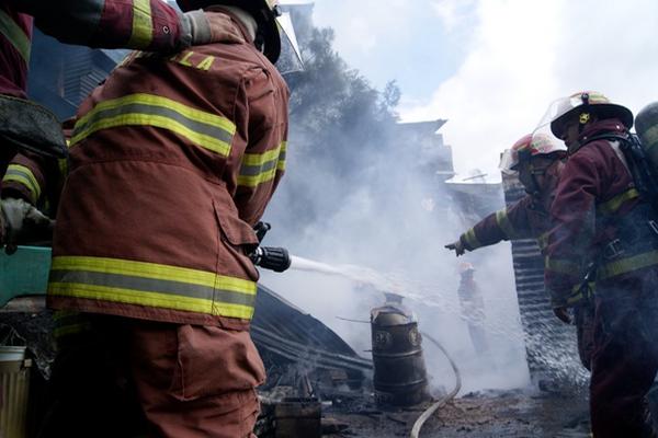 Bomberos Municipales sofocan el incendio en una humilde vivienda, en Tierra Nueva, Chinautla. El siniestro no dejó víctimas mortales. (Foto Prensa Libre: BM)