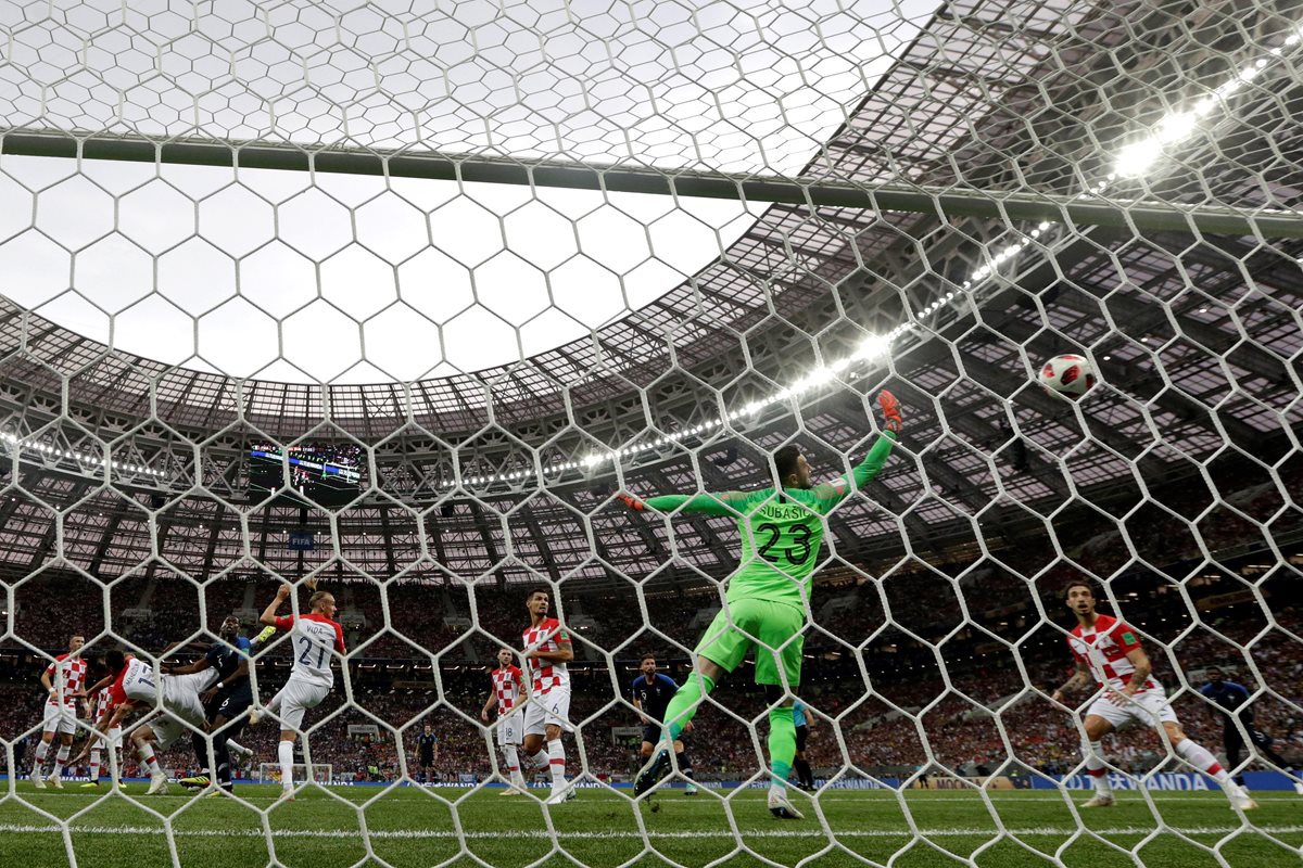 La primera anotación fue un autogol debido al desvío del balón de parte de Mario Mandzukic al portero Danijel Subasic por un tiro libre que lanzó Antoine Griezmann.