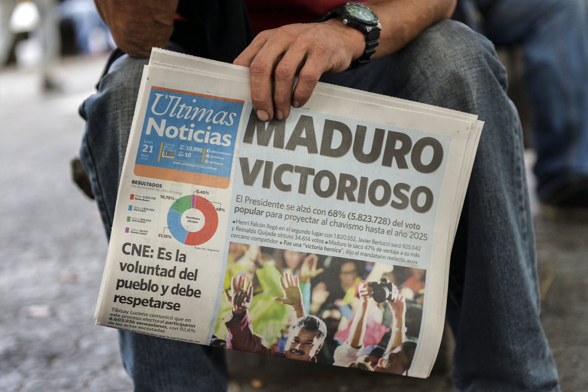 Un periódico destaca la victoria de Nicolás Maduro en las elecciones presidenciales venezolanas en Caracas.(AFP).