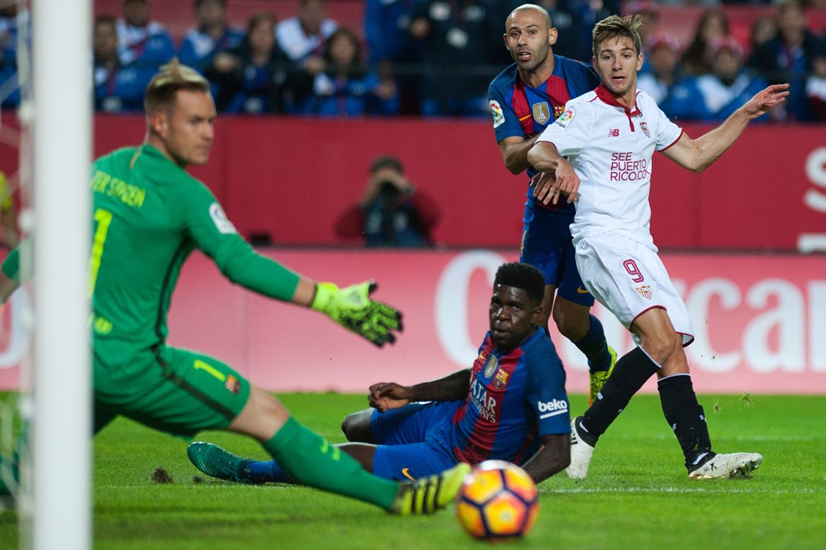 Ter-Stegen y Umtiti durante un partido de la Liga Española. (Foto Prensa Libre: AFP)