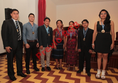 Recibieron la medalla Artista Revelación del Año 2015: Juan José Castellón, Vitto Leal, Juan Alejandro Chiriz, Sara Curruchich, María Mercedes Coroy, David Ramírez y Flor Marroquín. Foto Prensa Libre: Edwin Castro