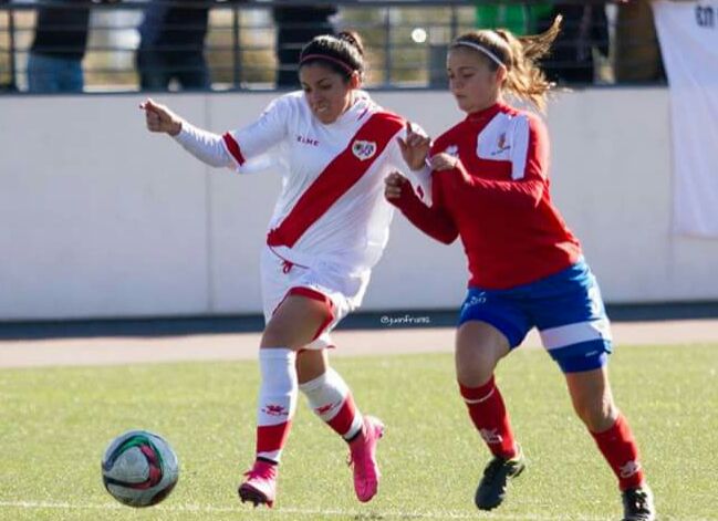 Ana Lucía Martínez (izquierda), en acción durante el partido del Rayo. (Foto Prensa Libre: Cortesía @juanfra1312)