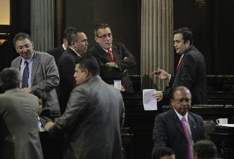 Leonardo Camey —Izq.— y Roberto Villate —centro—, de Líder, conversan con el subjefe del bloque oficial, José Fernández, ante de conocerse la normativa.