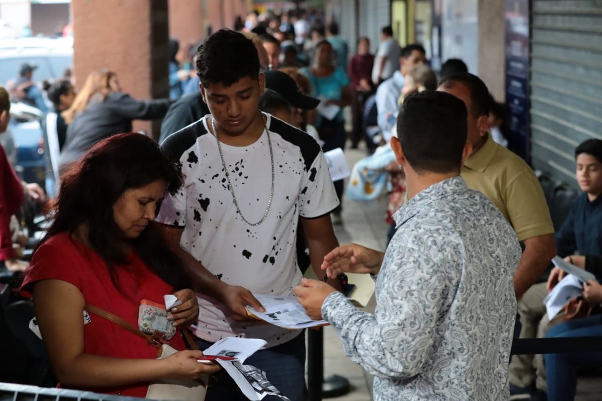 Migración atenderá hasta las 19 horas para realizar el trámite de pasaporte. (Foto Prensa Libre: Álvaro Interiano).