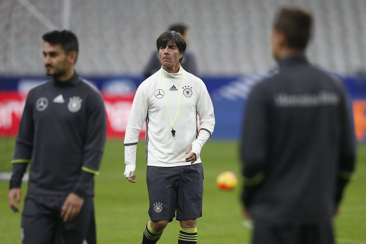 El técnico de la selección alemana, Joachim Löw mostró su pesar por los ataques ocurridos en Francia. (Foto Prensa Libre: EFE)