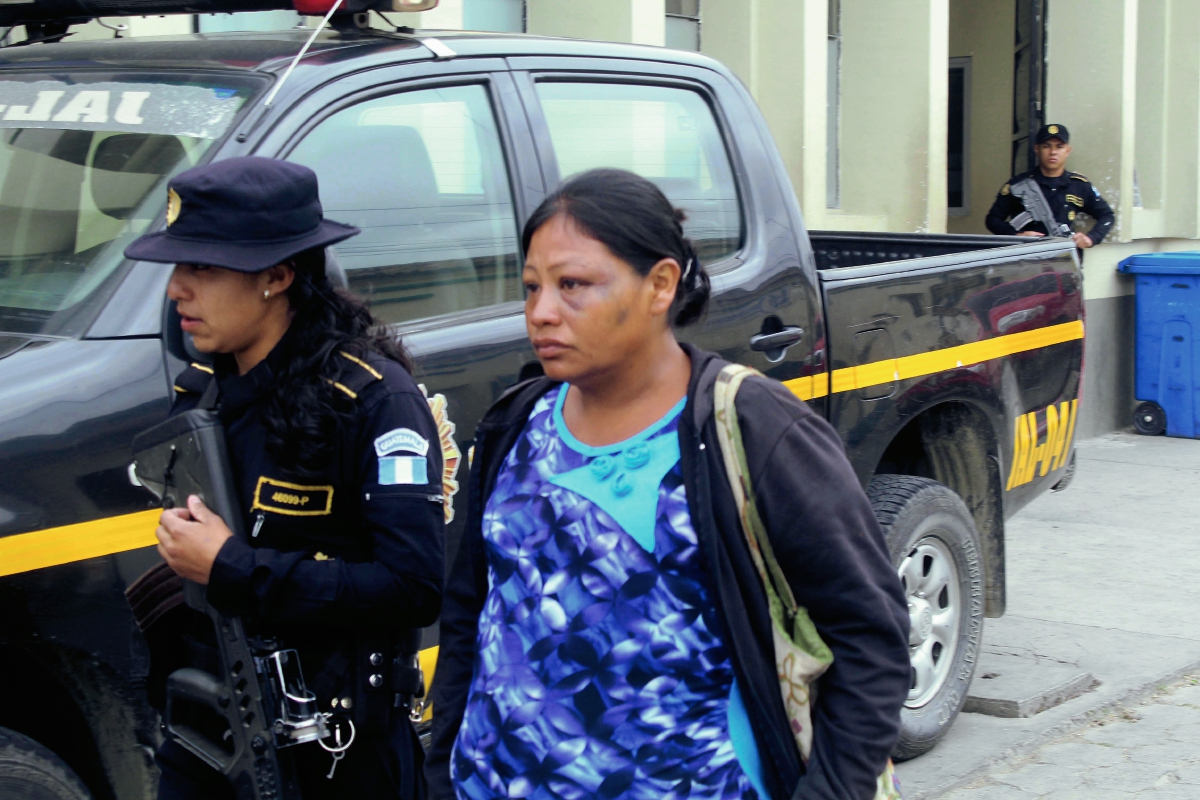 Una agente de la Policía auxilia a Maria Carlota Saravia, quien fue golpeda en el rostro por su conviviente, en la zona 1 de la ciudad de Jalapa. (Foto Prensa Libre: Hugo Oliva)