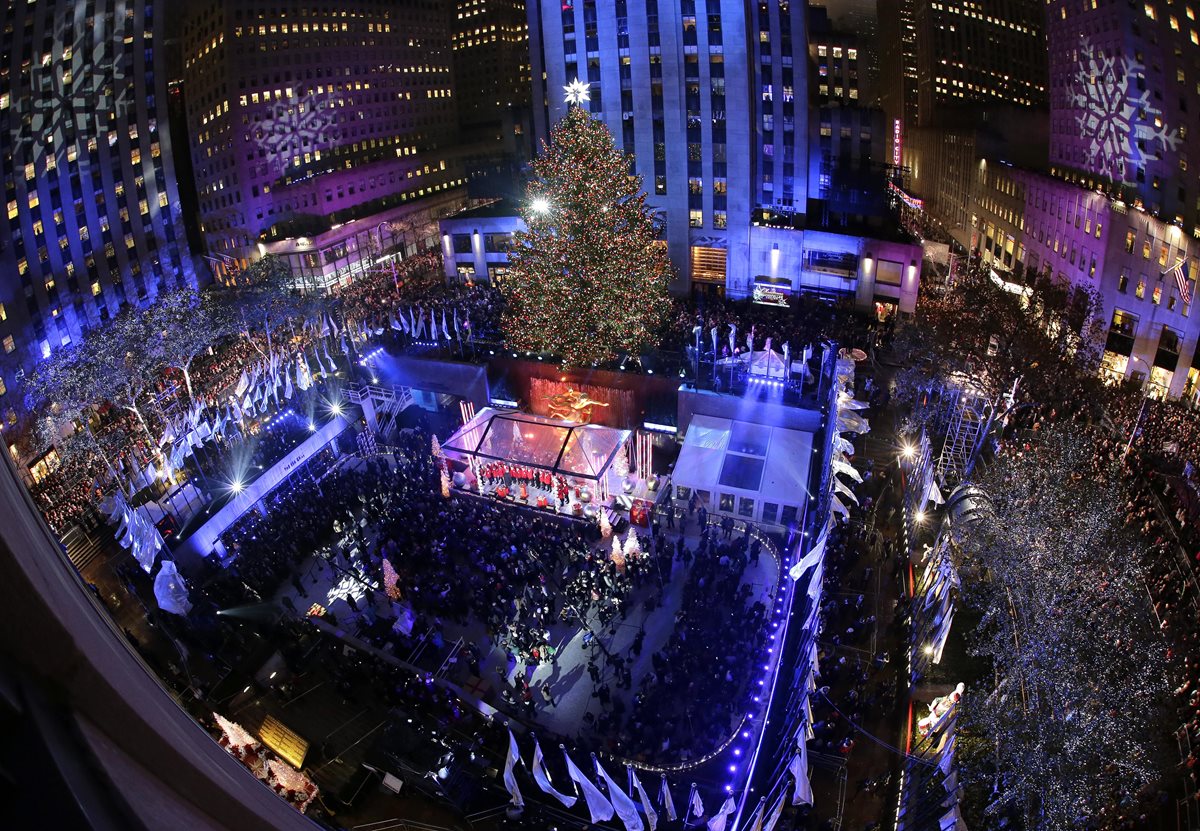 Miles asisten este jueves a emblemática ceremonia del Rockefeller Center. (Foto Prensa Libre: AP).