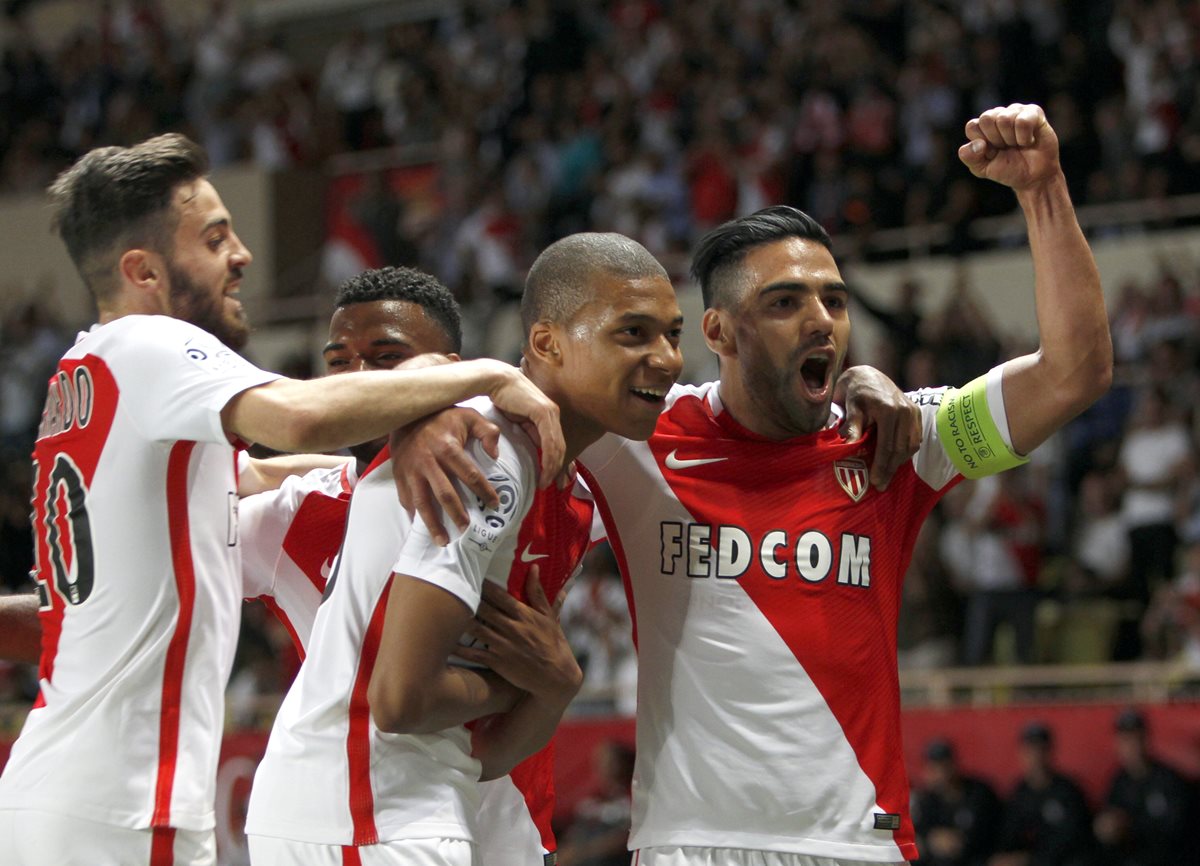 Mbappe festeja junto a sus compañeros el triunfo del Mónaco. (Foto Prensa Libre: AP)