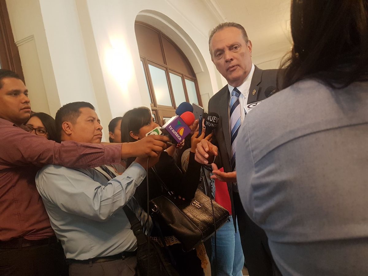 El ministro de Salud, Carlos Soto, indica que aplicar el modelo no es viable. (Foto Prensa Libre: Carlos Álvarez)