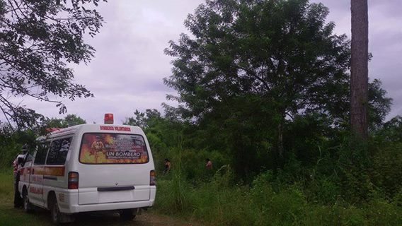 Una recién nacida fue abandonada en unos matorrales en Poptún, Petén. (Foto Prensa Libre: Bomberos Voluntarios)