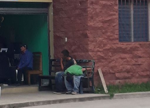 Los presuntos delincuentes fueron capturados y trasladados a la estación policial. (Foto Prensa Libre: Mario Morales)