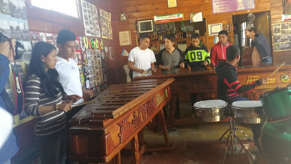 Marimba Ecos Fraijanecos, integrada por jóvenes del municipio. (Foto Prensa Libre: Óscar Felipe Quisque)