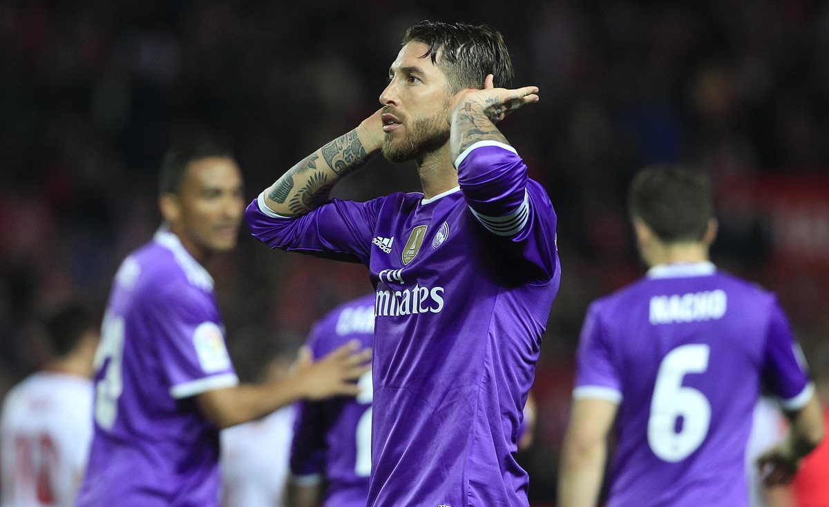 Sergio Ramos volvió a ser figura en el Real Madrid, contra el Sevilla. (Foto Prensa Libre: AP)