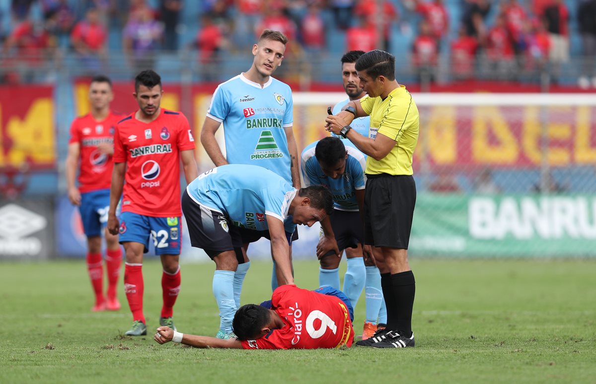 José Carlos Martínez, después de haber sufrido la lesión, en El Trébol. (Foto Prensa Libre: Francisco Sánchez)