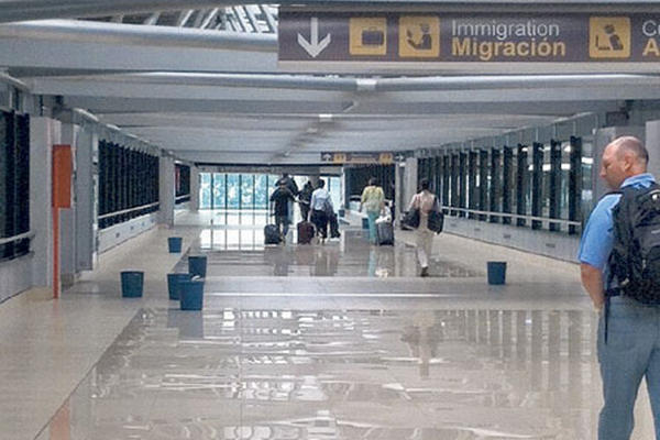 Los defectos de la remodelación de aeropuerto La Aurora aún son palpables.