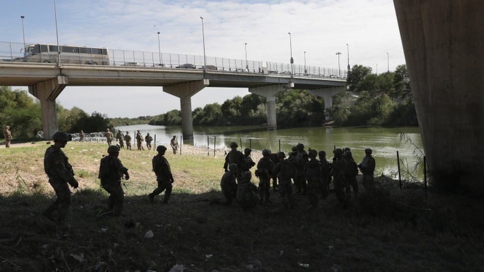 La operación militar incluye también agentes migratorios especializados y equipos de vigilancia remota nocturna para resguardar la frontera con México. GETTY IMAGES