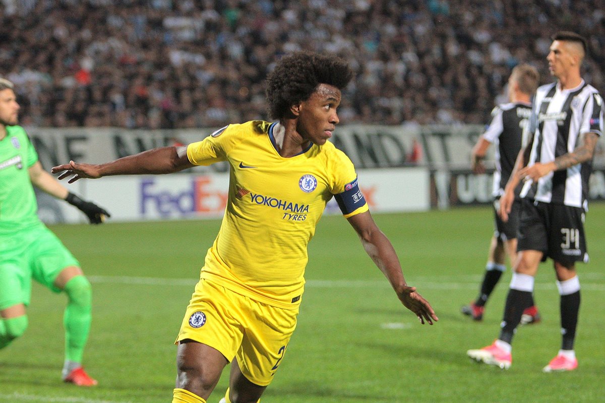 El jugador del Chelsea Willian celebra el gol conseguido ante el PAOK Salónica. (Foto Prensa Libre: EFE)