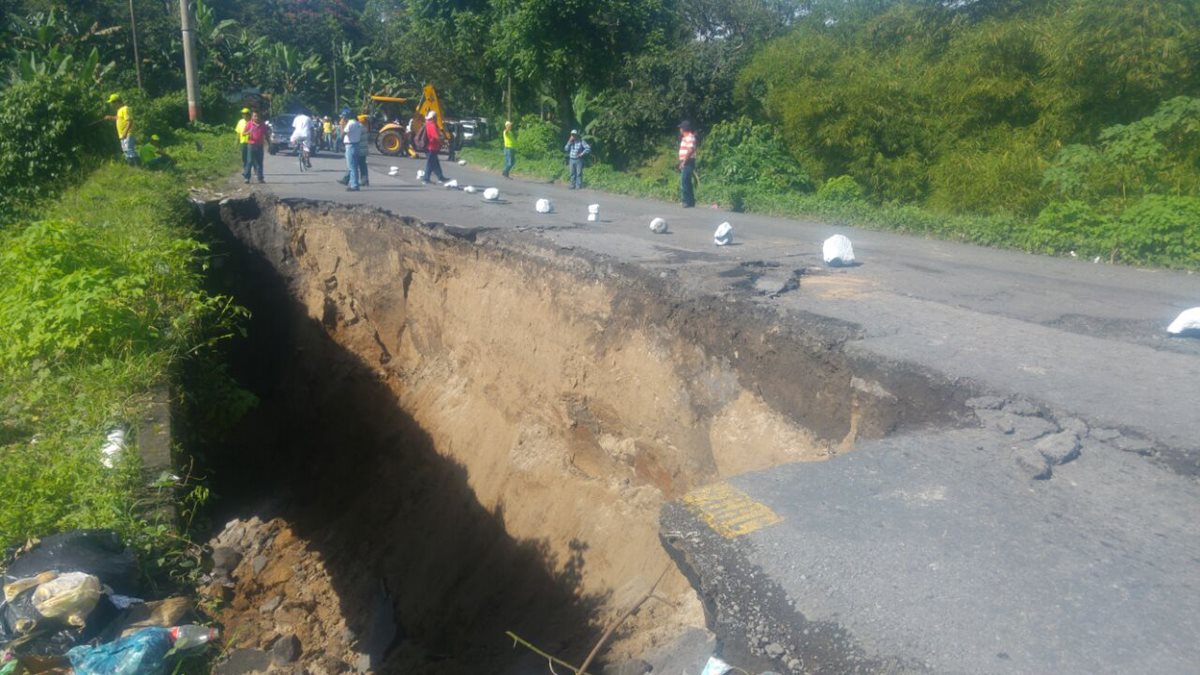 Por el km 188 de la ruta de Retalhuleu a Quetzaltenango solo está permitido el paso peatonal. (Foto Prensa Libre: Rolando Miranda)