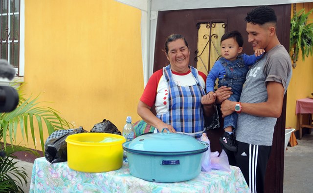 Daniel Quiyuch comparte en las afueras de su residencia con sus familiares. (Foto Prensa Libre: Jeniffer Gómez).