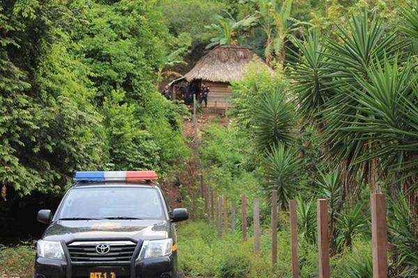 PNC Y MP llevaron a cabo dos allanamientos este domingo en el caserío Brisas de Chiquibul (Foto Prensa Libre: Walfredo Obando)