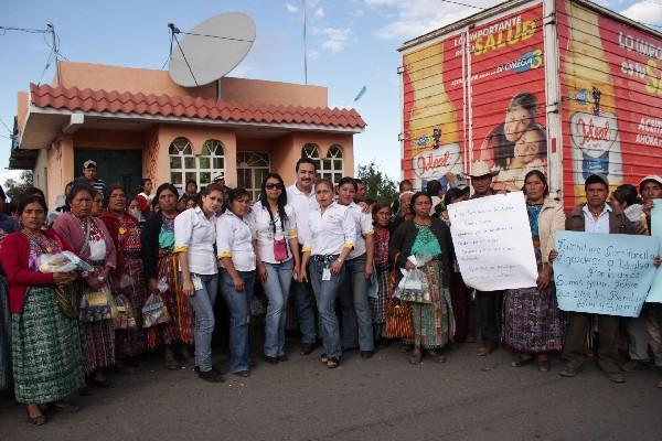 Delegados de  empresa entregan bolsas con víveres a comunitarios de Comitancillo.