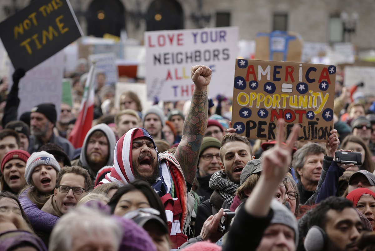 El decreto de Trump desata protestas en el mundo. (Foto Prensa Libre: AP)