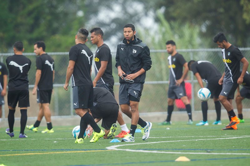 Juan José Paredes se presentó esta mañana al entrenamiento de Comunicaciones, equipo con el que firmó un año. (Foto Prensa Libre: Norvin Mendoza)