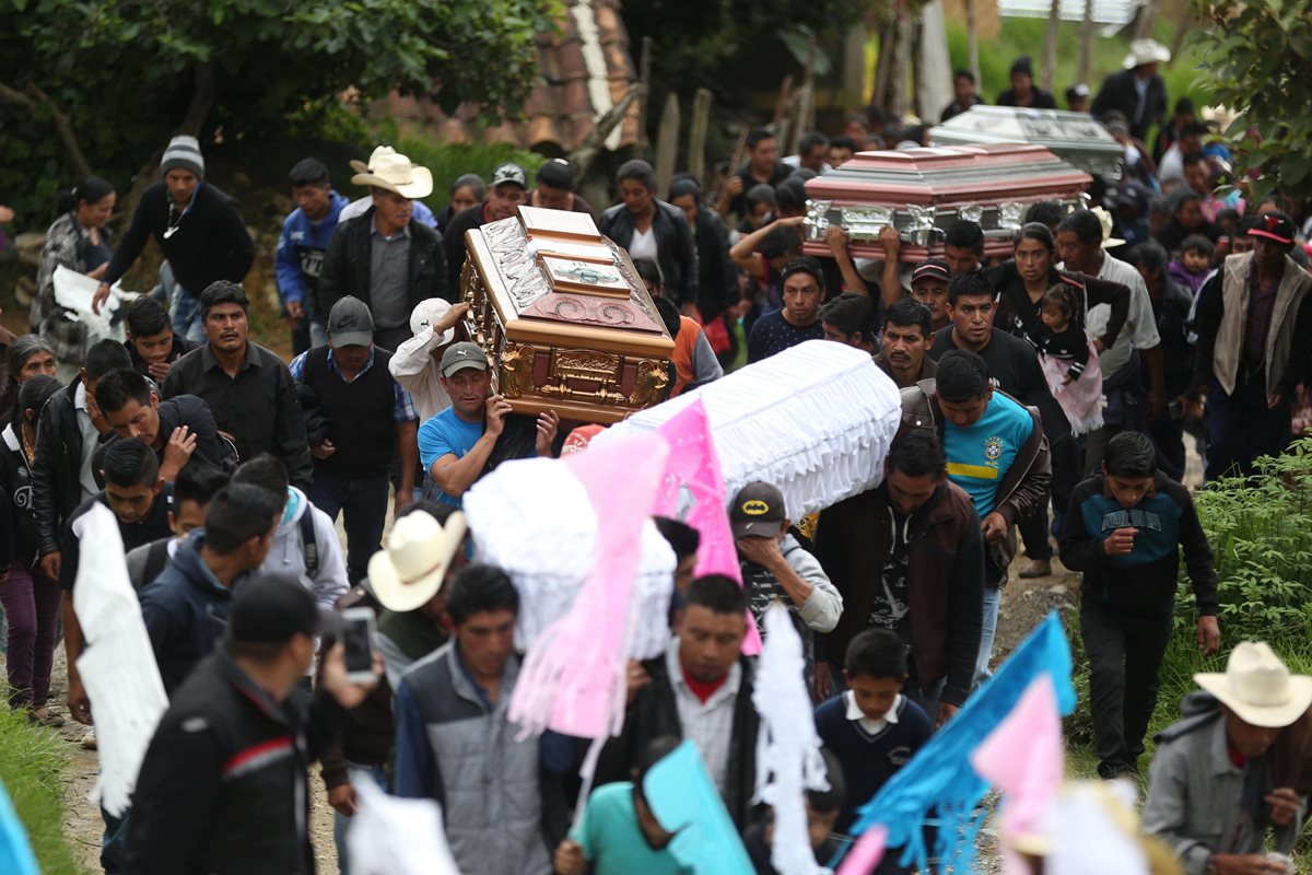 Vecinos asisten al funeral de las víctimas de un alud que causó 11 muertos. (Foto Prensa Libre: EFE)