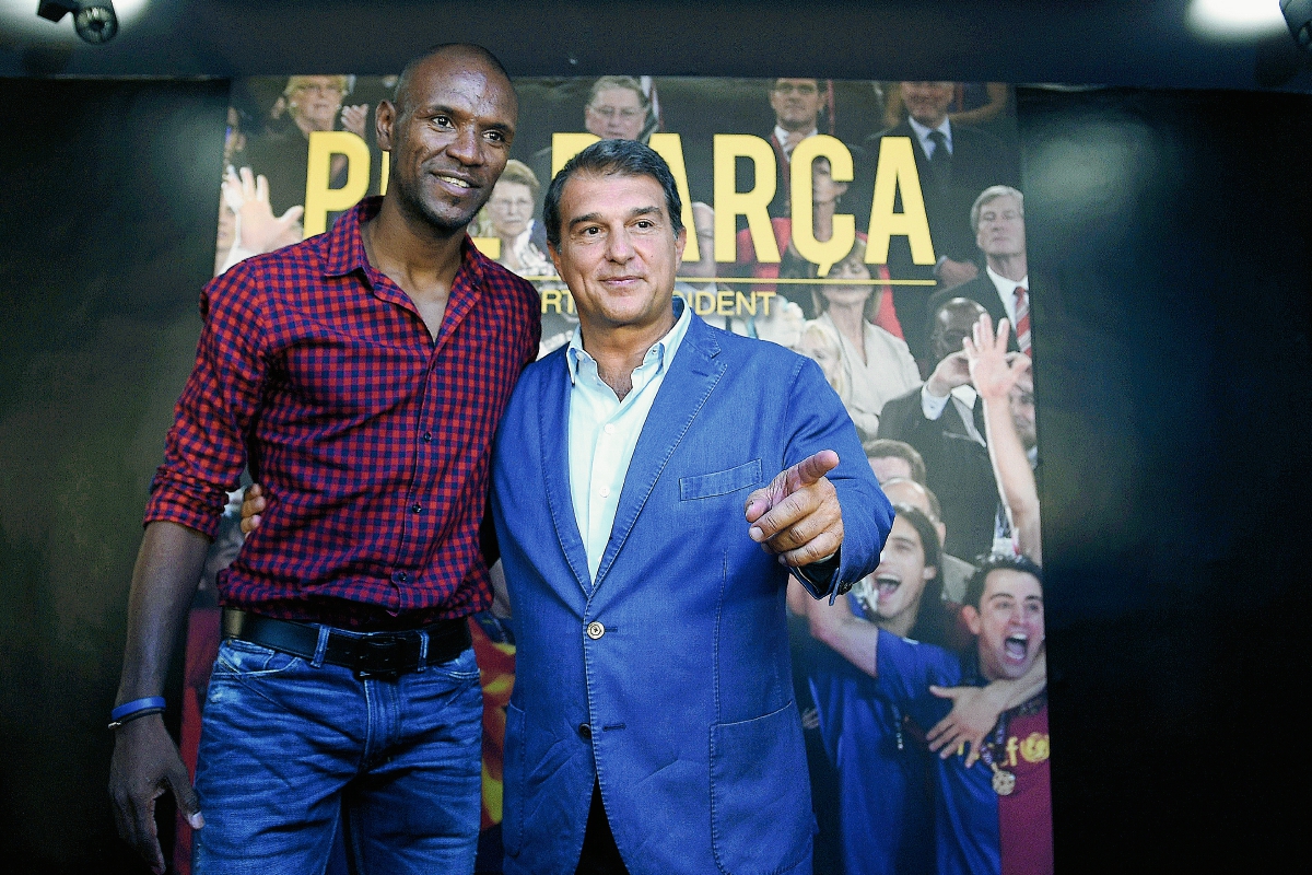 El candidato a la presidencia del FC Barcelona, Joan Laporta presentó a Eric Abidal quien sería su secretario en caso de victoria. (Foto Prensa Libre: AFP)