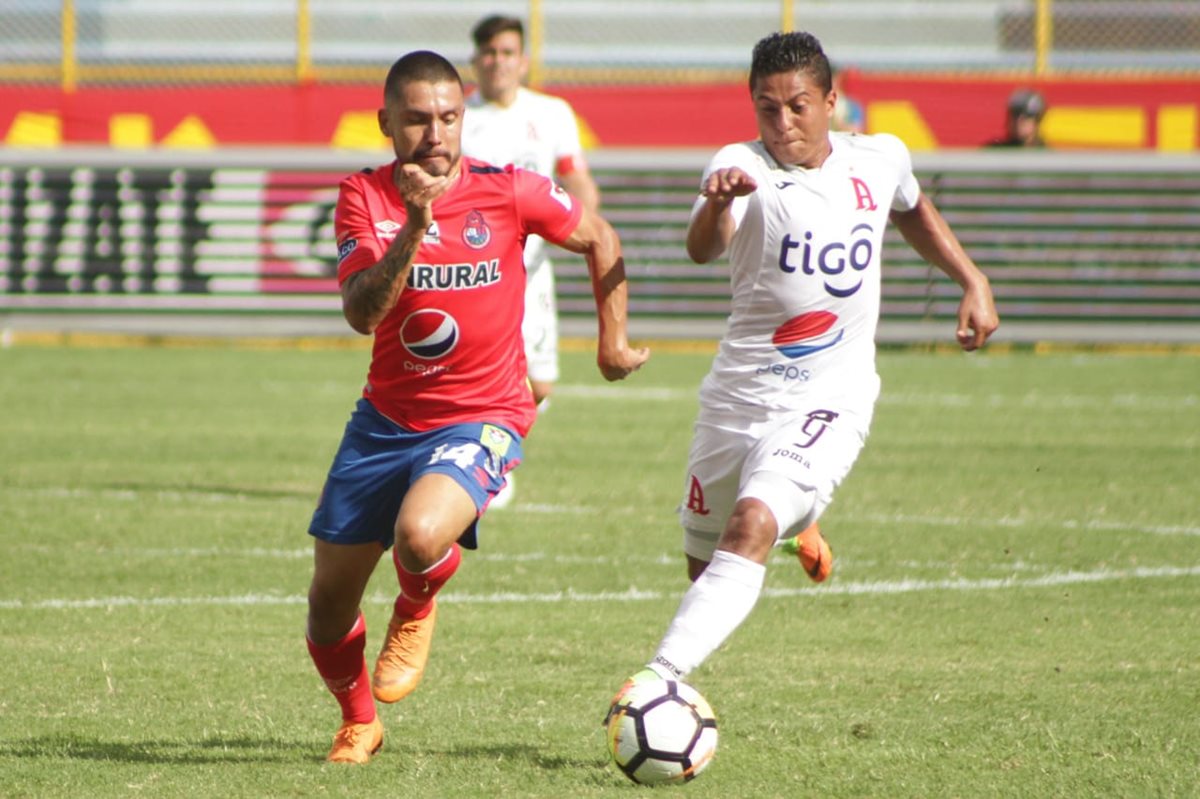 Jaime Alas pelea un balón con un jugador del Alianza esta tarde en la derrota de Municipal. (Foto Prensa Libre: CSD Municipal)