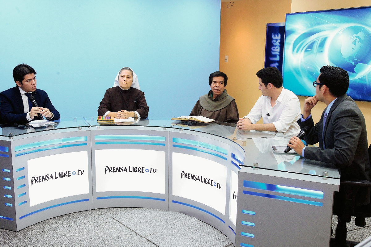 Sor Reina Morales y Fray Armando González junto a Samuel Pérez conversan con los periodistas Axel Vicente y Ben Kei Chin (Foto Prensa Libre: E. Bercián)