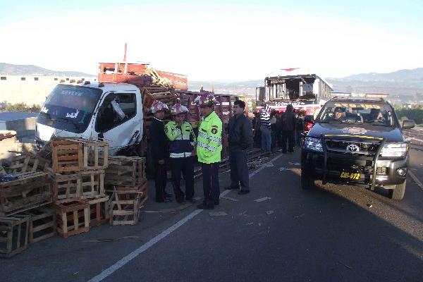 Bomberos auxilian  a personas heridas.