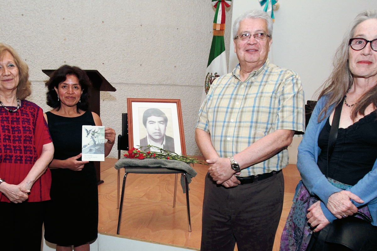 Ana María Rodas, Mayarí de León, Mario Roberto Morales y Ana María Cofiño. (Foto Prensa Libre: Edwin Castro).