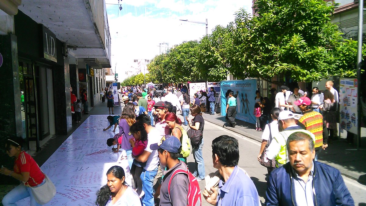 Decenas de personas se expresaron contra la corrupción. (Foto Prensa Libre: Carlos Álvarez)