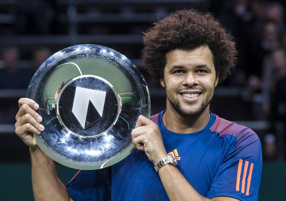 Jo-Wilfried Tsonga muestra el trofeo luego de ganarle a David Goffin. (Foto Prensa Libre: EFE)