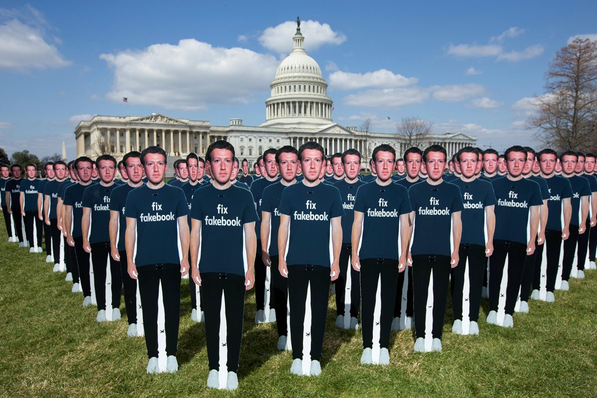 Este anuncio coincide con la audiencia que el fundador y director ejecutivo de Facebook, Mark Zuckerberg, ante el Senado estadounidense. Activistas colocaron figuras con la imagen del fundador frente al capitolio. (Foto Prensa Libre: EFE)