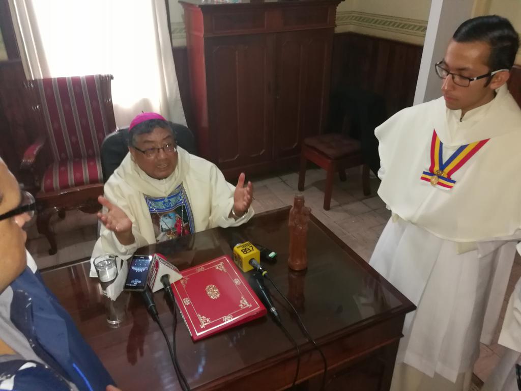 Oscar Julio Vian, arzobispo metropolitano, durante la rueda de prensa después de la misa dominical en la Basílica de Nuestra Señora del Rosario. (Foto Prensa Libre: Geovanni Contreras)