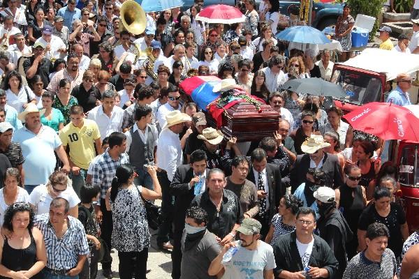 Centenares de personas acompañan el féretro de David Antonio Pinto hacia el  Cementerio General de Ipala.