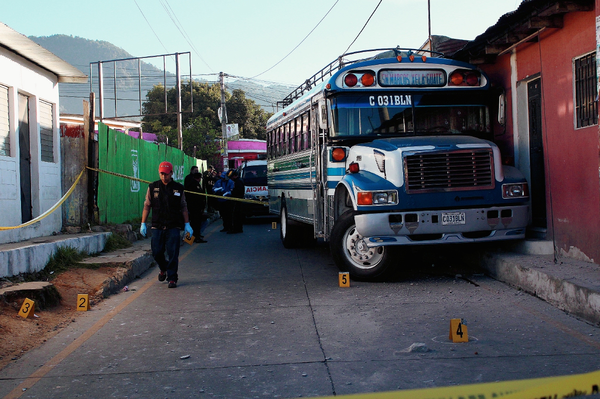 El autobús que conducía Felipe Rodríguez chocó contra una vivienda en la zona 1 de la cabecera de San Marcos, luego de que desconocidos lo atacaran a balazos. (Foto Prensa Libre: Aroldo Marroquín)