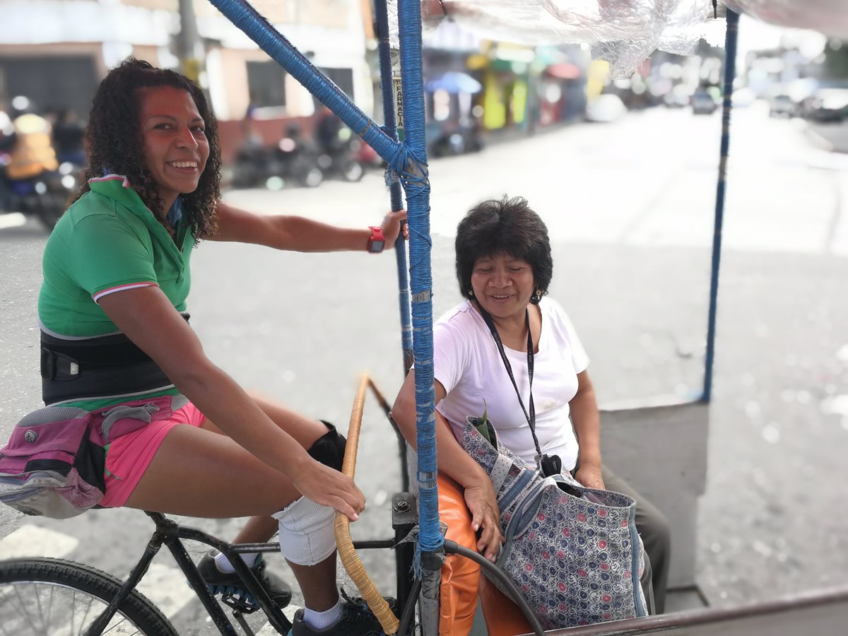 Luisa Fernanda Cabrera tienen 15 años de prestar servicio en el Centro Histórico de la capital. (Foto Prensa Libre: Óscar García).